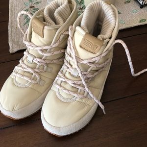 Teva Ember Lace women’s size 7 New